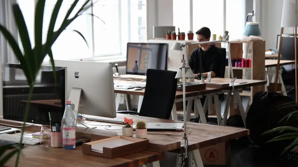 Gegenüberstellung von Büroarbeitsplatz und Homeoffice.