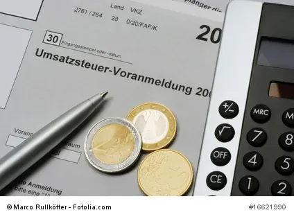 Selbstständige bei der Belegsammlung für die Buchhaltung