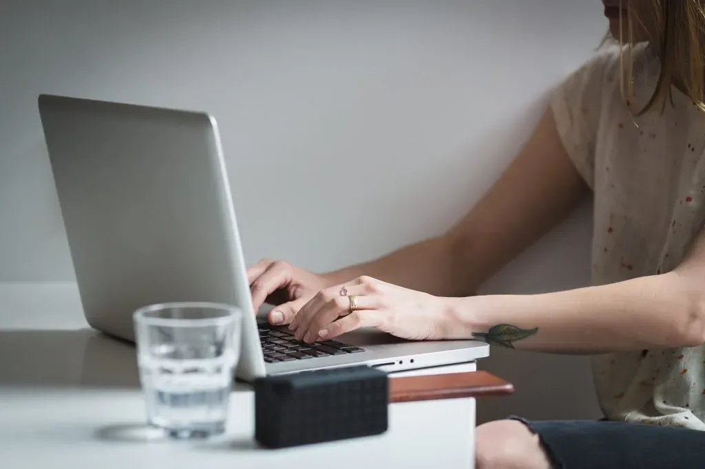 Mitarbeiterin beantwortet Kundenanfragen per E-Mail im E-Commerce