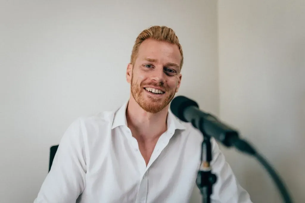 Rayk Hahne erklärt die Vorteile eines professionellen Telefonservices.