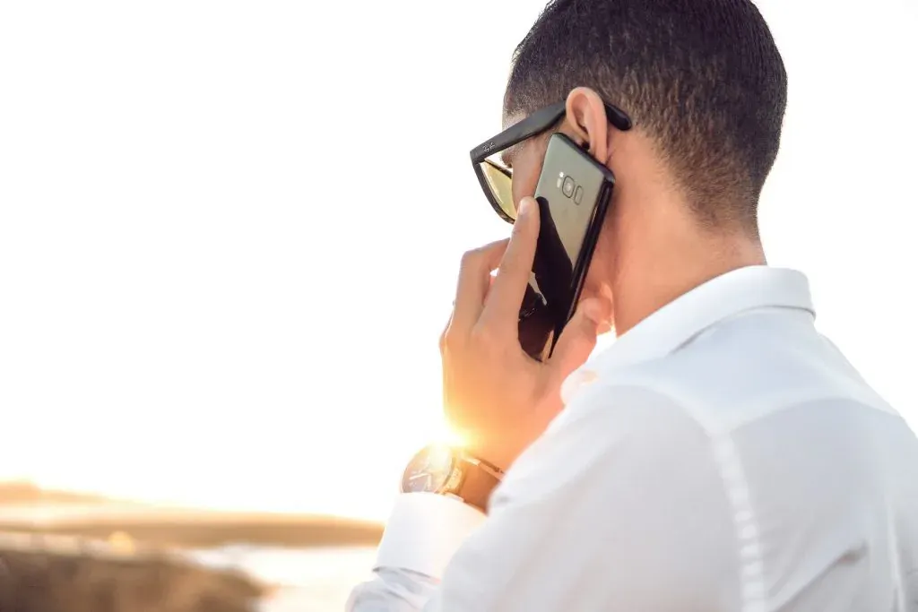 Telefonistin nimmt Anruf entgegen – 24-Stunden-Telefonservice für exzellenten Kundenservice.