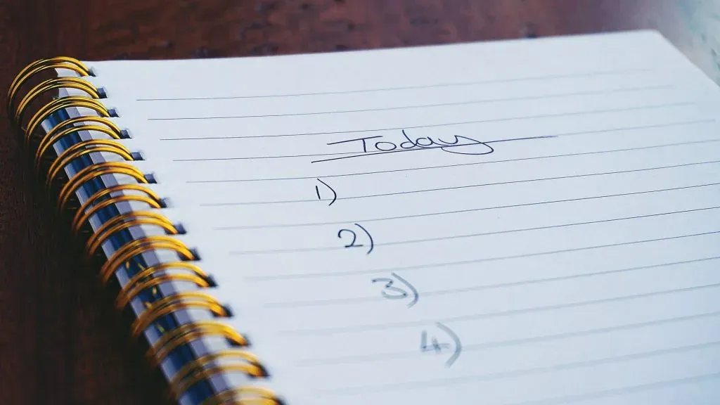 To-do-Liste auf dem Schreibtisch eines Gründers.