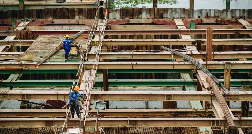 Handwerker auf einer Baustelle – telefonisch kaum erreichbar.
