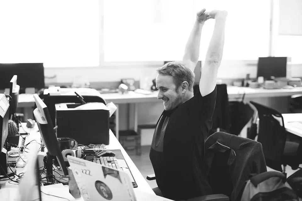 Unternehmer testet Zeitmanagement-Apps am Schreibtisch.