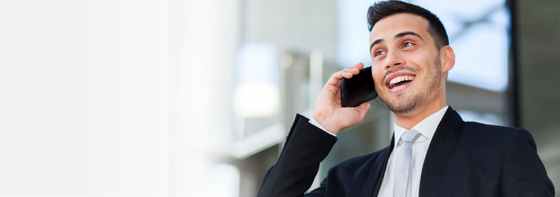 Telefonservice-Mitarbeiter mit Headset im Kundengespräch