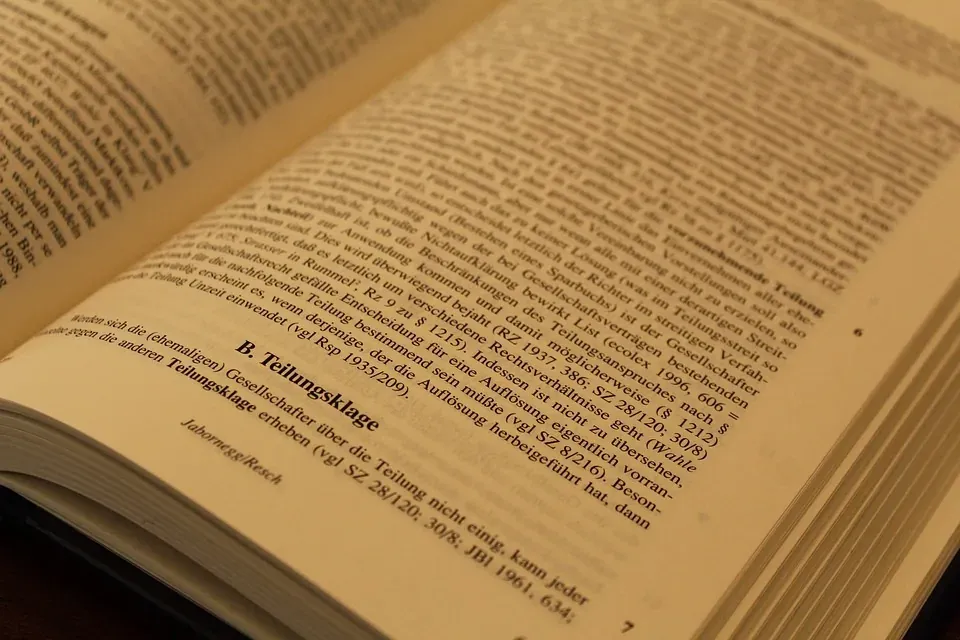 Schreibtisch in einer Anwaltskanzlei mit Gesetzesbüchern
