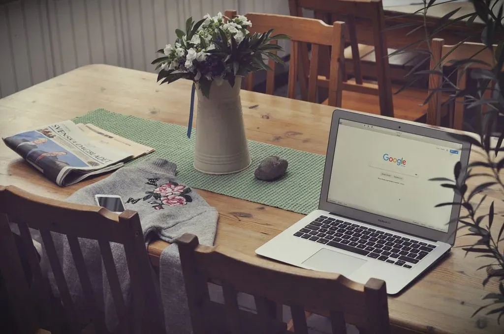 Person arbeitet konzentriert im Homeoffice – mobiles Arbeiten mit digitalen Tools.