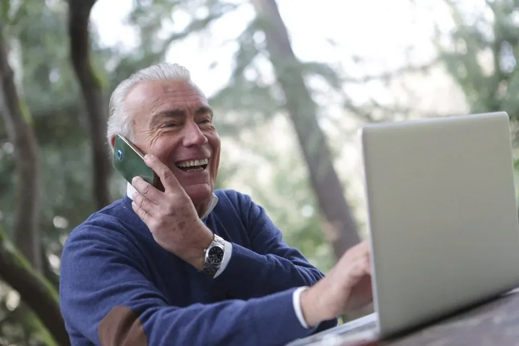 Telefonassistentin nimmt Bestellung für einen Online-Shop entgegen.