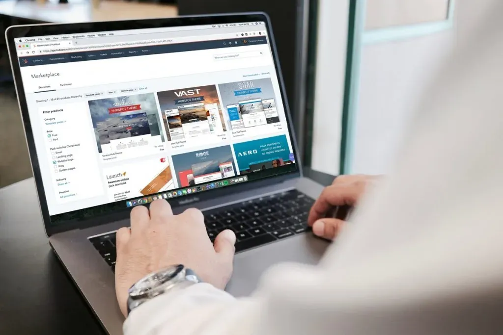Texter erstellt einzigartigen Content für einen E-Commerce-Shop