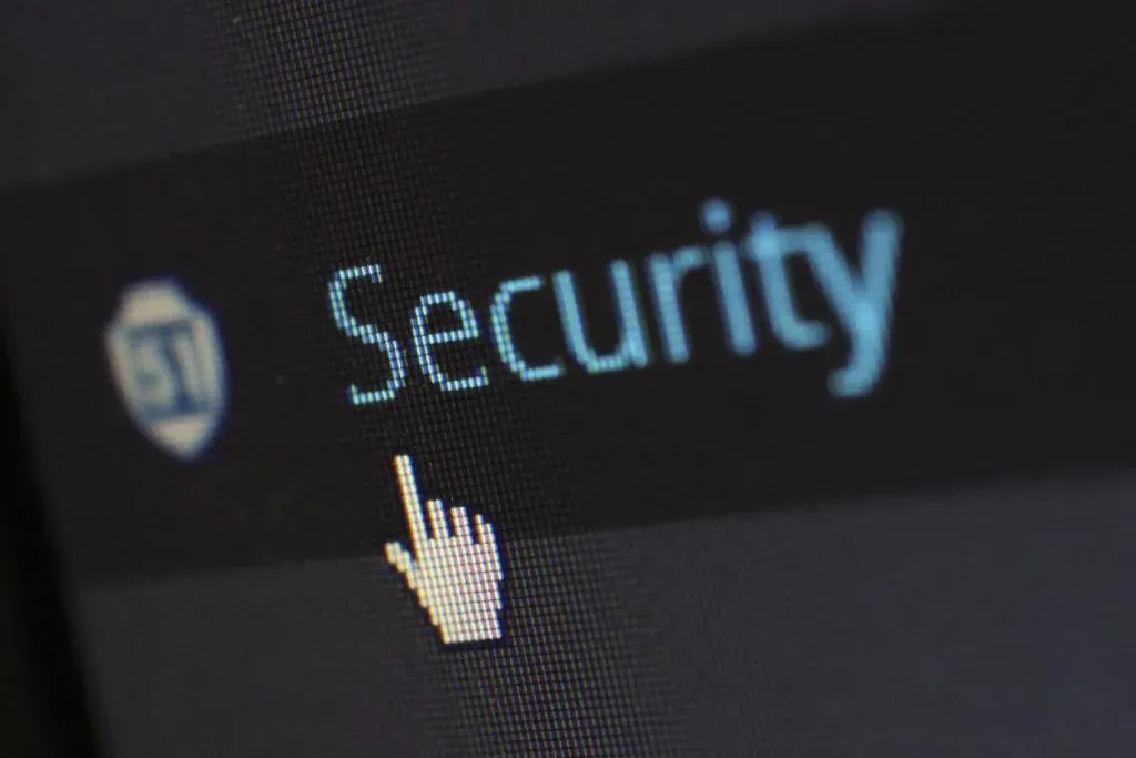 IT-Techniker bei der Betreuung von Unternehmenssystemen und Servern.