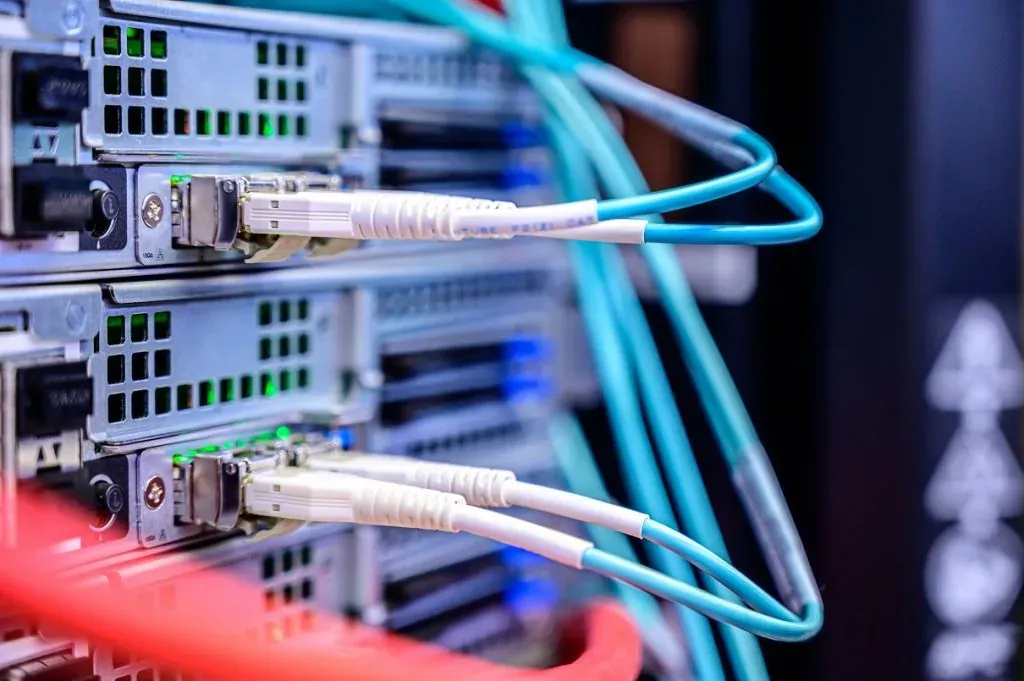 Serverraum eines professionellen Web-Hosting-Anbieters.