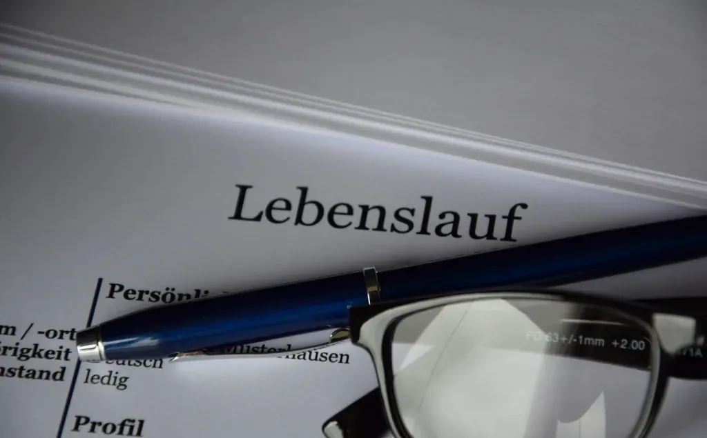 Personalvermittler im Gespräch mit einem Stellenkandidaten.