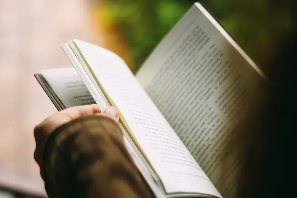 Entspannte Person liest täglich – Routine für effektiveres Lesen.