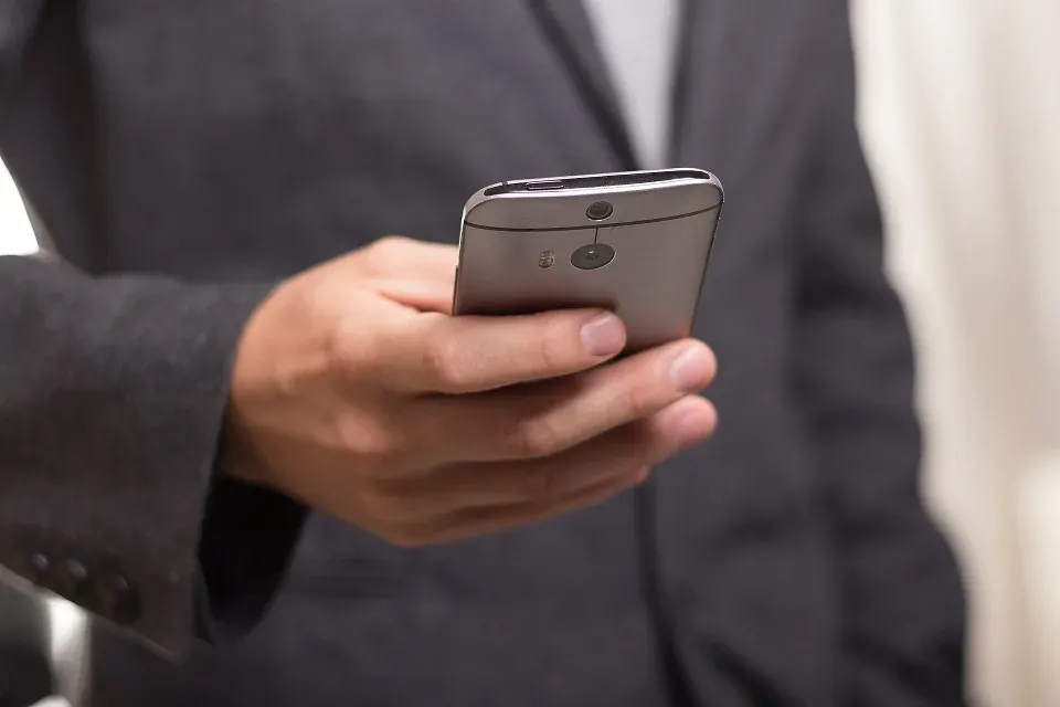 Digitale Arbeitszeiterfassung per App auf dem Smartphone.