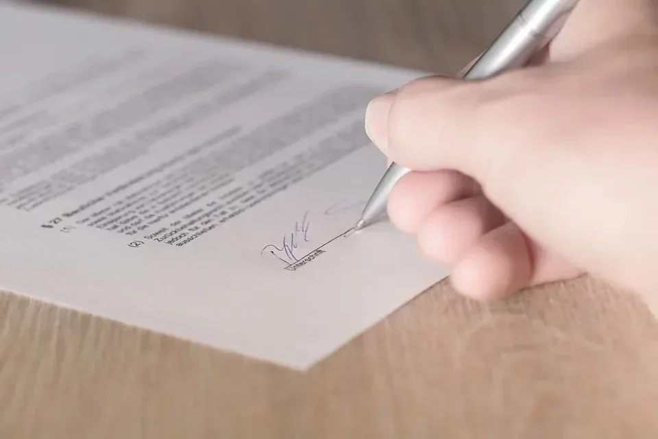 Geschäftspartner vereinbaren flexible Verträge in der Corona-Krise.