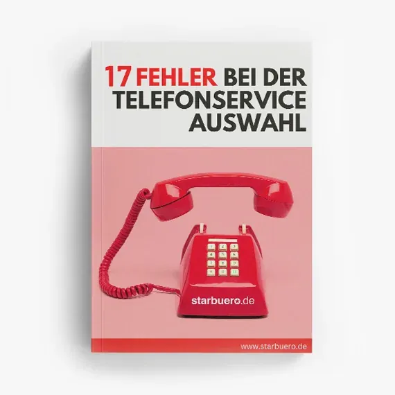 Person vergleicht Telefonservice-Angebote und prüft Kundenbewertungen vor der Auswahl.