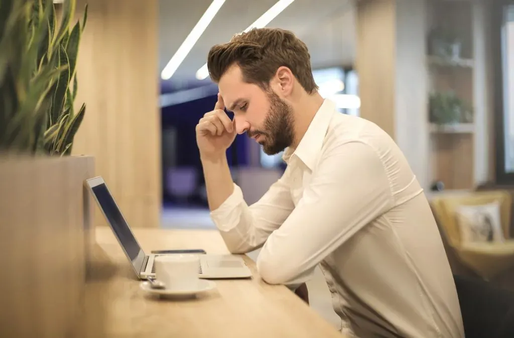 Mitarbeiter analysiert eine Aufgabe – Problemlösung als Top-Skill in der Industrie 4.0.
