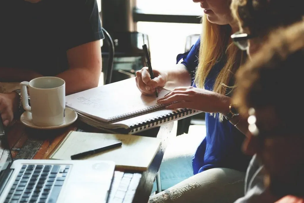 Startup-Team blickt in die digitale Arbeitswelt – neue Aufgaben für Menschen und Technik.