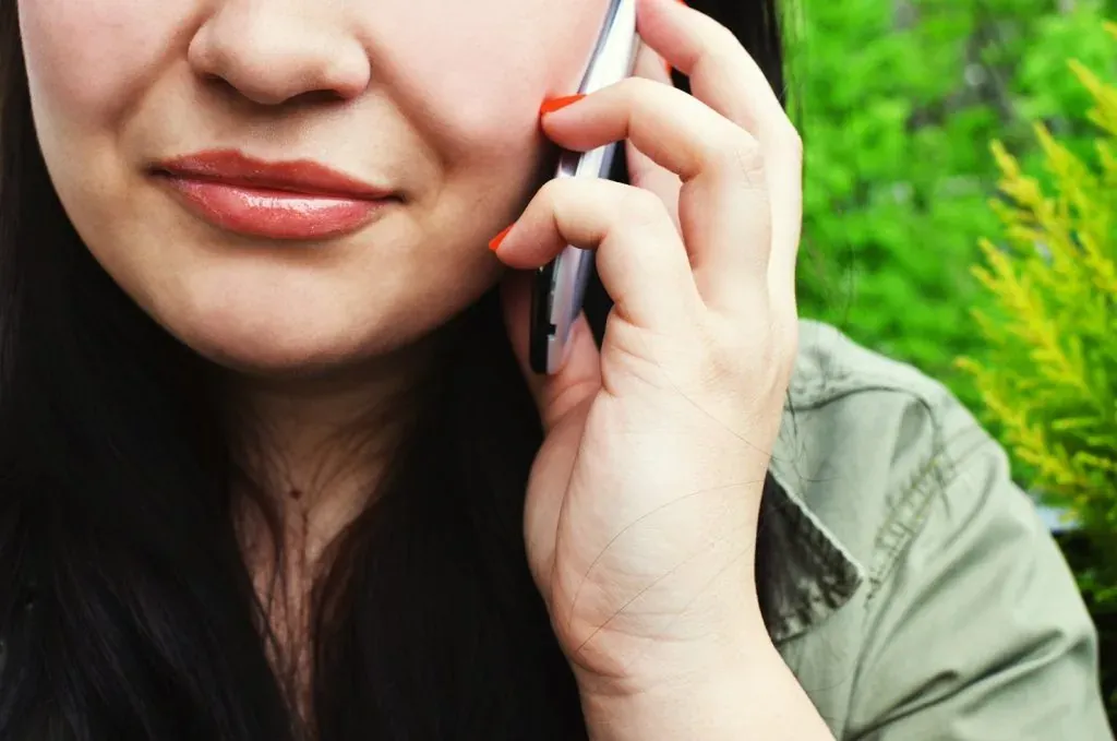 Kundin wartet auf Erreichbarkeit – nationale und internationale Kunden wünschen Telefonservice rund um die Uhr.