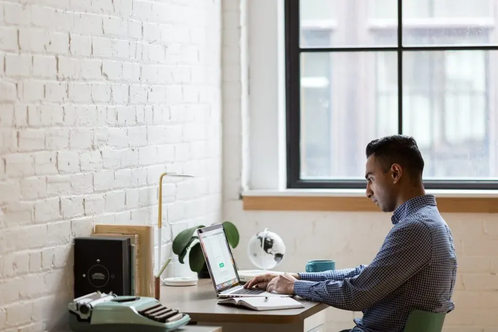 Junger Mann, Freiberufler, im Homeoffice, Arbeitsentlastung durch virtuelles Sekretariat