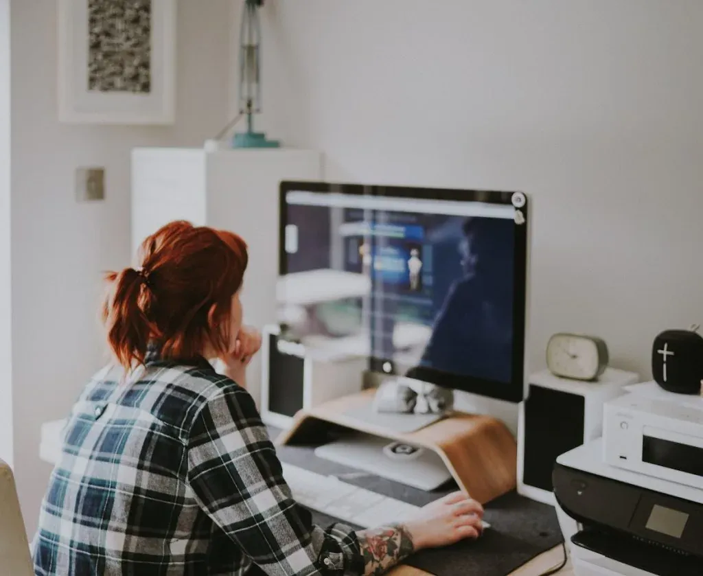 Remote-Team nutzt Projektmanagement-Tools für strukturierte Zusammenarbeit im Homeoffice.