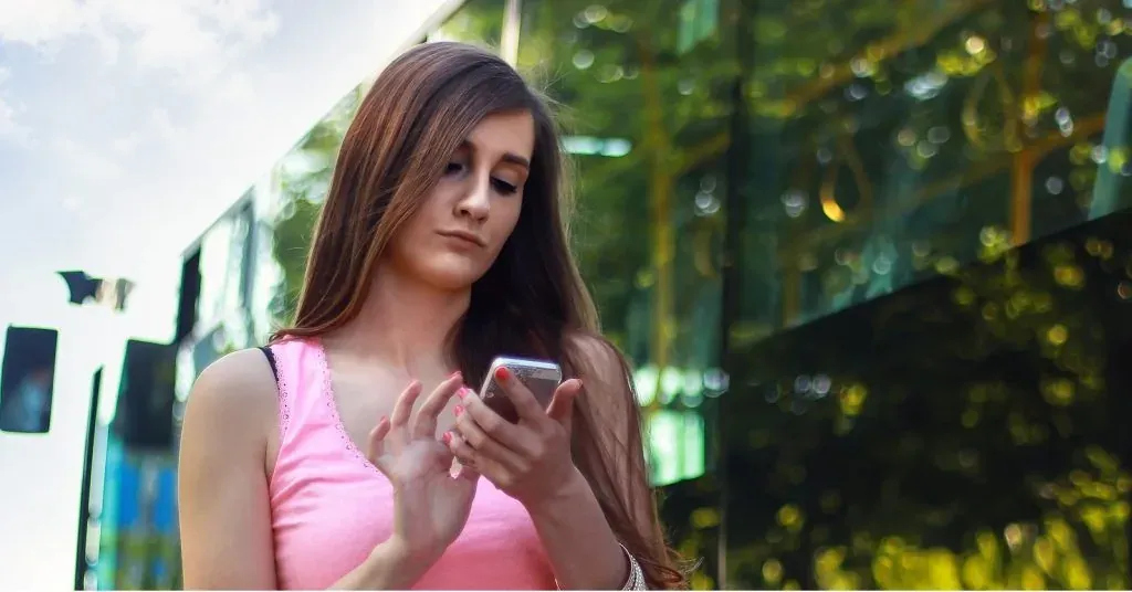 Klingelndes Telefon in einer Werkstatt bleibt unbeantwortet.