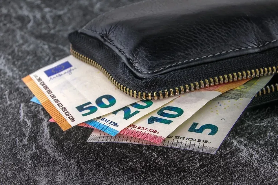 Geldbörse mit Münzen – Gehaltszahlung bei Kurzarbeit und Erkrankung.